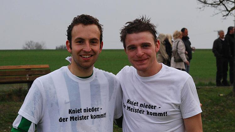 Können Simon Müller (links) und Alexander Gress ihr Meister-T-Shirt von letzter Runde gleich nochmal anziehen. Zumindest steht ihr Oberschwarzacher Team als Aufsteiger mehr als komfortabel auf Rang eins der Kreisklasse 2 SW. Foto: Sterzbach