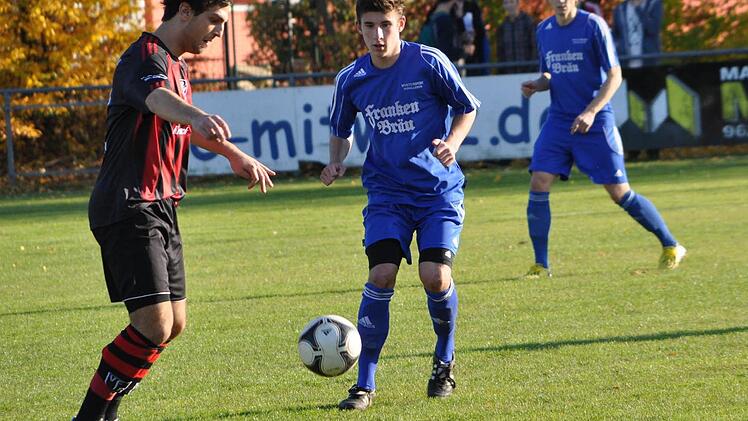 Im Spitzenspiel der Kreisliga unterlag der VfR Johannisthal mit Frederik Denegri (links, hier im Zweikampf mit Lukas Föhrweiser) beim FC Mitwitz mit 1:2, geht aber als Spitzenreiter in die Rückrunde. Foto: Herbert Kalb