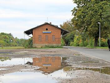 Die alte Güterhalle auf dem Bahnhofsgelände könnte bald Gesellschaft in Form von Lagerhallen und einer Werkstatt bekommen. Foto: Heike Beudert
