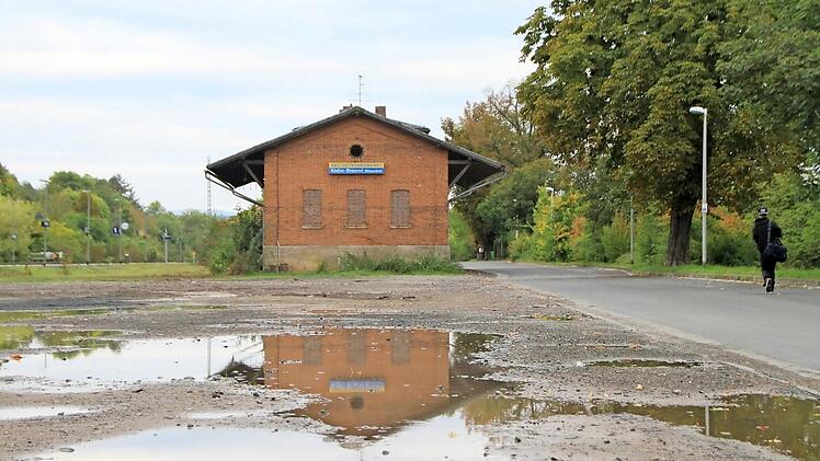 Die alte Güterhalle auf dem Bahnhofsgelände könnte bald Gesellschaft in Form von Lagerhallen und einer Werkstatt bekommen. Foto: Heike Beudert