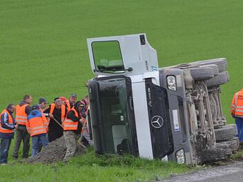 Nahe der ICE-Baustelle bei Unterwohlsbach stürzte ein Betonmischer mit voller Ladung an Bord in ein Feld. Foto: Rainer Lutz
