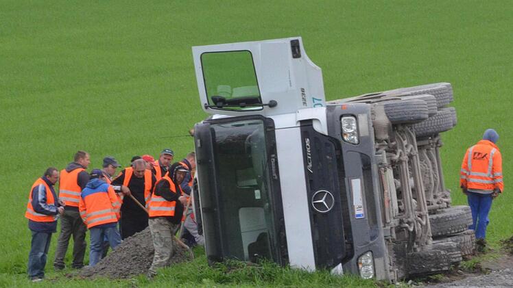Nahe der ICE-Baustelle bei Unterwohlsbach stürzte ein Betonmischer mit voller Ladung an Bord in ein Feld. Foto: Rainer Lutz