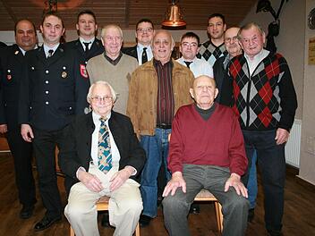 Vorsitzender Tobias Köth (links) ehrte Andreas Kessler, Holger Markard, Franz Ziegler, Frank Schlereth, Robert Seufert, Thorsten Zehe, Sven Albert, Herbert Zehe und Willi Markard sowie Alois Antlitz (sitzend von links) und Otmar Kleinhenz. Foto: Gabriele Sell
