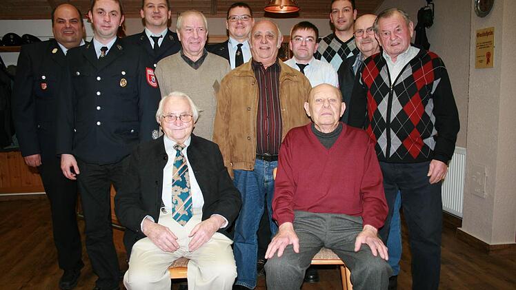 Vorsitzender Tobias Köth (links) ehrte Andreas Kessler, Holger Markard, Franz Ziegler, Frank Schlereth, Robert Seufert, Thorsten Zehe, Sven Albert, Herbert Zehe und Willi Markard sowie Alois Antlitz (sitzend von links) und Otmar Kleinhenz. Foto: Gabriele Sell