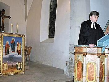 In einem feierlichen Gottesdienst hat Pfarrer Peter Hohlweg die Ikone aus der Urkaine, die an Erwin Koch für seinen unermüdlichen Einsatz für die Kinder in Tschernobyl als Dank übergeben worden ist, der evangelischen Kirchengemeinde Unfinden übergeben. Sie fand einen Platz im Chorraum. Foto: Gerold Snater