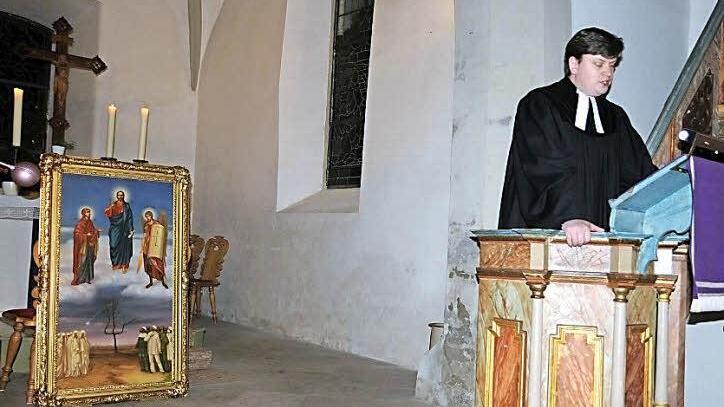 In einem feierlichen Gottesdienst hat Pfarrer Peter Hohlweg die Ikone aus der Urkaine, die an Erwin Koch für seinen unermüdlichen Einsatz für die Kinder in Tschernobyl als Dank übergeben worden ist, der evangelischen Kirchengemeinde Unfinden übergeben. Sie fand einen Platz im Chorraum. Foto: Gerold Snater