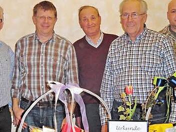 Veränderungen standen bei den Jagdgenossen Arnshausen an. Unser Foto zeigt (von links) Harald Wedler, Markus Brand, Walter Erhard, Rudolf Hein und Marco Weingärtner.  Foto: Michaela Atzler