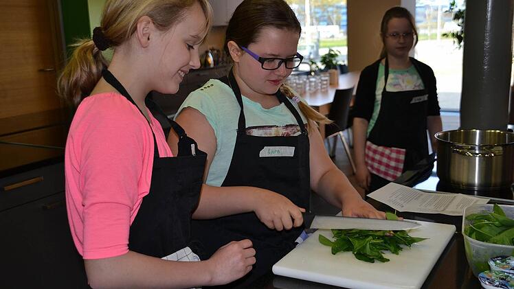 Bärlauchsüppchen - viele Mädchen hatten das köstliche Frühlingsgrün schon gegessen, aber noch nie zuvor selbst verarbeitet.