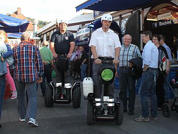 Kai Ramming (vorne) und Christian Reichl auf Segways: Beide gehören zu den "rollenden Helfern" des BRK-Bierfest-Teams. Foto: Alexander Hartmann