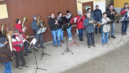 Bei Regen stellten sich auch die Uetzinger Musiker am Silvestertag unter ein schützendes Scheunendach. Foto: Gerd Klemenz