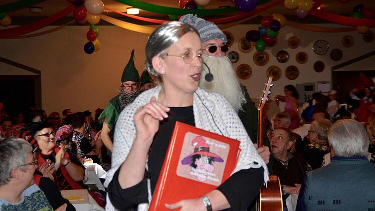 Der Einzug der märchenhaften Sänger wird angeführt von Märchentante Sandra Metz. Foto: Kathrin Kupka-Hahn