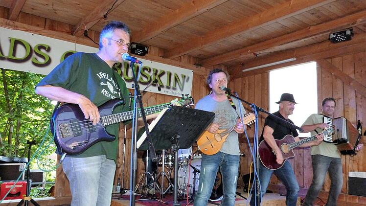Die Gruppe "Lads go Buskin" gefielt mit irischer Musik Foto: Werner Reißaus