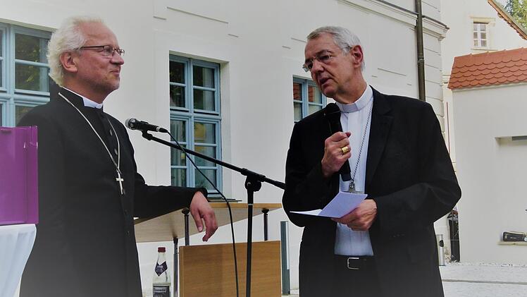 Ein Höhepunkt im Gedenkjahr war der Reformationsempfang des Dekanates Bamberg im Stephanshof. Für Dekan Hans-Martin Lechner (links) war die Mitwirkung von Erzbischof Ludwig Schick ein "starkes Zeichen ökumenischer Verbundenheit". Marion Krüger-Hundrup