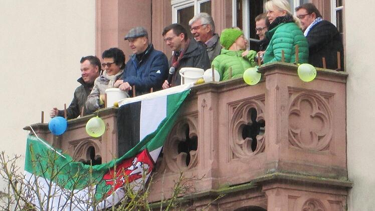 Die Stadtfahne hing schon von Anfang an auf Halbmast bei den Verteidigern, Bürgermeister Warmuth und den Stadträten.Winfried Ehling
