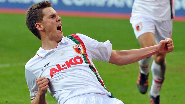 Torsten Oehrl bejubelt eines seiner insgesamt sieben Tore in der 1.  Bundesliga:  Im Februar 2012 erzielte er für den FC Augsburg im Heimspiel gegen  Hertha BSC Berlin das 1:0. Nun  hat sich der 32-Jährige im Forchheimer Ortsteil Reuth niedergelassen und kann sich einen Trainerjob in der Region vorstellen.Stefan Puchner/dpa