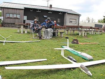 Die Kissinger Hütte ist ein beliebtes Wander- und Ausflugsziel. Unser zeigt eine Gruppe von Modellfliegern aus dem Münsterland, die seit 20 Jahren in die Rhön kommen,um auf den freien Kuppen ihrem Hobby nachzugehen. Foto: Heike Beudert