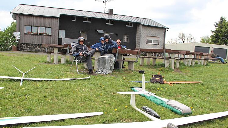 Die Kissinger Hütte ist ein beliebtes Wander- und Ausflugsziel. Unser zeigt eine Gruppe von Modellfliegern aus dem Münsterland, die seit 20 Jahren in die Rhön kommen,um auf den freien Kuppen ihrem Hobby nachzugehen. Foto: Heike Beudert