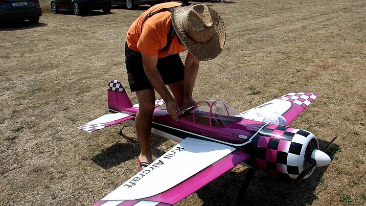 Club-Vorsitzender Andreas Badum bereitet sein Flugzeug vor. Foto: Richard Sänger