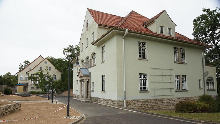 Das Jägercasino fällt durch das Säulenportal auf.Foto: Arkadius Guzy