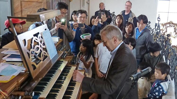 Japanische Gäste sind begeistert von Georg Schäffners Orgelspiel. Foto: privat