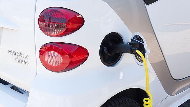 Elektro-Autos sind derzeit in aller Munde. Aber wer sich auf die Suche nach einem gebrauchten Modell macht, sollte ein paar Besonderheiten beachten.
