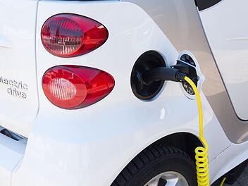Elektro-Autos sind derzeit in aller Munde. Aber wer sich auf die Suche nach einem gebrauchten Modell macht, sollte ein paar Besonderheiten beachten.