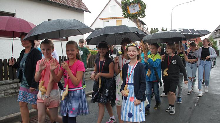 Beim diesjährigen Umzug brauchte man einen Regenschirm. Auch ehemalige Schüler (hinten im Bild) liefen mit