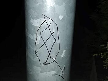 Obernbreit: "Gaunerzinken" an Laternen beunruhigen Gemeinde - Polizei klärt zu Zeichen auf Obernbreit: "Gaunerzinken" an Laternen beunruhigen Gemeinde - Polizei klärt zu Zeichen auf