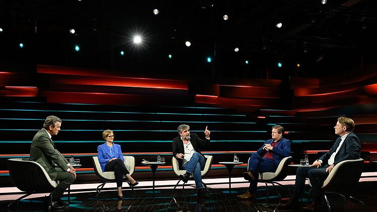 Markus Lanz diskutierte am Mittwochabend mit (von links) Franziska Brantner, Deniz Yücel, Michael Bröcker und Guido Steinberg.
