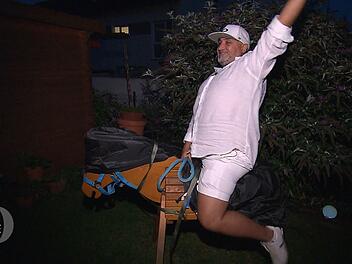 Die Wartezeit auf den Hauptgang vertreibt sich Musti mit einem &uuml;berm&uuml;tigen Ritt auf dem Holzpferd.