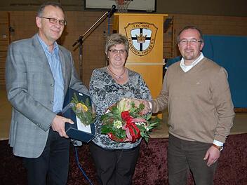 FC-Vorsitzender Dietmar Werner (rechts) dankte dem Ehepaar Walter und Karola Manger für ihren nun 25-jährigen treuen Dienst bei der Abnahme der Sportabzeichen. Foto: Günther Straub