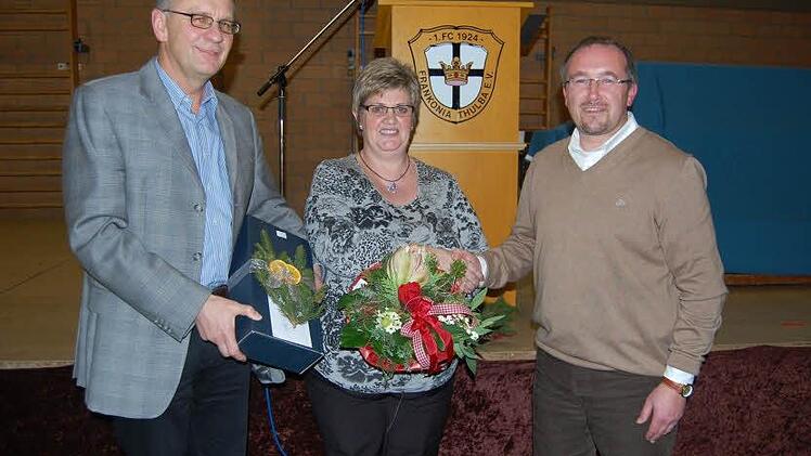 FC-Vorsitzender Dietmar Werner (rechts) dankte dem Ehepaar Walter und Karola Manger für ihren nun 25-jährigen treuen Dienst bei der Abnahme der Sportabzeichen. Foto: Günther Straub
