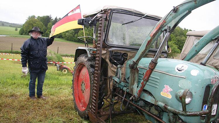 Martin Reinfelder ist mit seinem Traktor extra aus Oberasbach bei Fürth gekommen - und er will noch weiter nach Geroldsgrün und nach Wallfels.