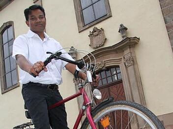 Das Fahrrad hat Marinus Kujur von einem Stadtsteinacher geschenkt bekommen - und mit dem pinkfarbenen Herrenrad hat er das Steinachtal und die Gegend erkundet. Foto: Sonja Adam