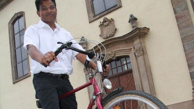Das Fahrrad hat Marinus Kujur von einem Stadtsteinacher geschenkt bekommen - und mit dem pinkfarbenen Herrenrad hat er das Steinachtal und die Gegend erkundet. Foto: Sonja Adam