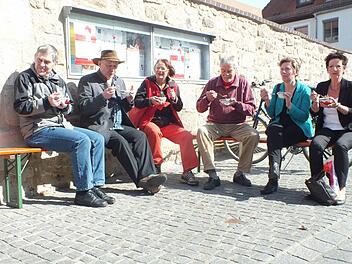 Mitglieder des Katholischen Deutschen Frauenbunds überredeten Passanten zu einer Schüssel Suppe. Foto: maw