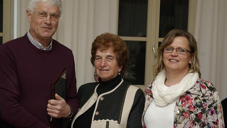 Edwin Fella (l.), der den Verein 29 Jahre führte, ist erster Ehren-Vorsitzender des OGV Untererthal. Kreisvorsitzende Irmgard Heinrich und Vereinsvorsitzende Inge Schipper-Telger (v. l.) überreichten die Ernennungsurkunde.  Foto: Winfried Ehling