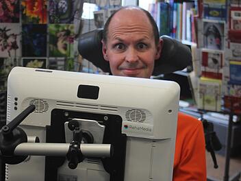 Janos Hübschmann steuert mit den Augen seinen Sprachcomputer. Foto: Sabine Memmel