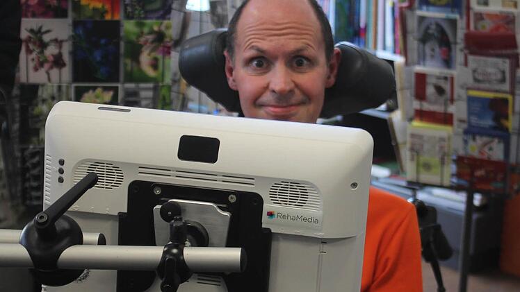 Janos Hübschmann steuert mit den Augen seinen Sprachcomputer. Foto: Sabine Memmel