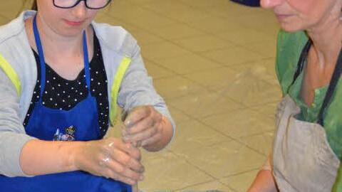 Rosalie Dippold lässt sich von Heike Flaschka in die Töpferkunst einweisen.