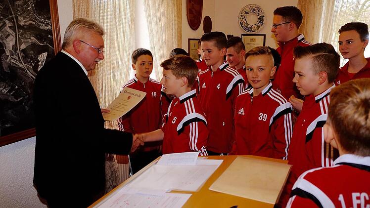 Bürgermeister Peter Hart gratuliert der U13  Foto: Gerd Schaar