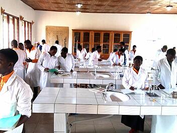 Die Schüler haben das neue "Adolf Wedel Laboratoire" schon in Beschlag genommen. Foto: privat