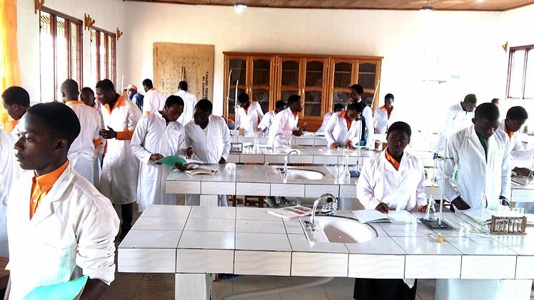 Die Schüler haben das neue "Adolf Wedel Laboratoire" schon in Beschlag genommen. Foto: privat