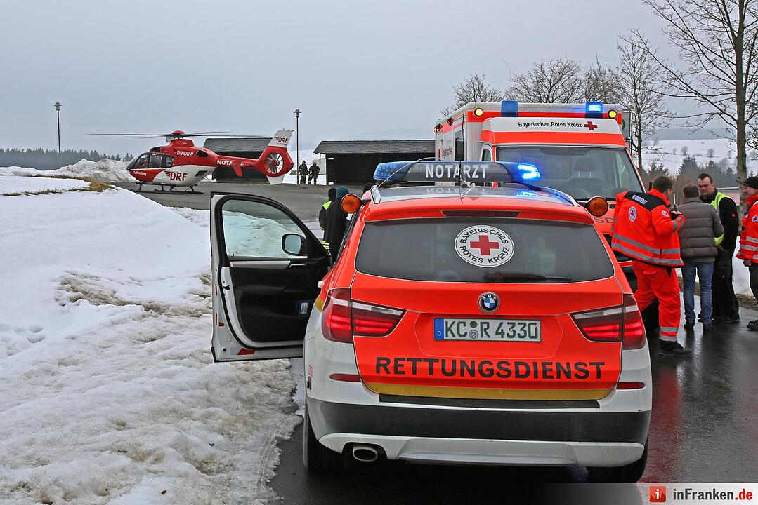Tragischer Zwischenfall bei Faschingsumzug - Narre stürzt von Umzugswagen und erleidet schwere Kopfverletzungen