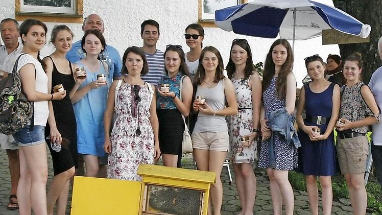 Alles über Bienen und die Imkerei erfuhr eine Gruppe von russischen Studentinnen bei Heinrich Witzgall (rechts) in Unterzaubach. Foto: Klaus Klaschka