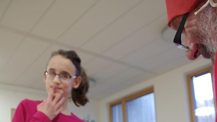 Der Nikolaus besuchte die Petra-Döring-Schule in Kronach. Foto: Marco Meißner