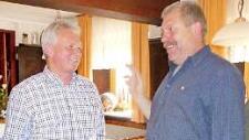 Bürgermeister Werner Diersch (links) vereidigte den neuen Feldgeschworenen Günther Teufel (rechts).  Foto: Dieter Hübner