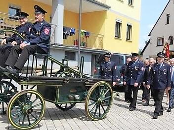 Ein Blickfang: die historische Handdruckspritze mit dem Vorsitzenden und dem Kommandanten der FFW Reckendorf obenauf Foto: Adelheid Waschka