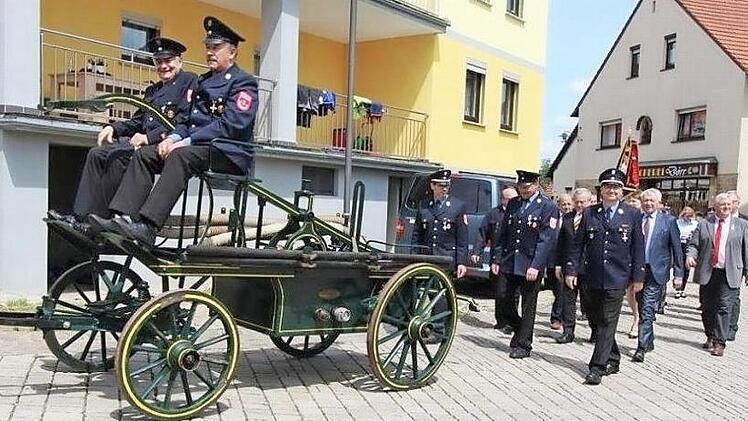 Ein Blickfang: die historische Handdruckspritze mit dem Vorsitzenden und dem Kommandanten der FFW Reckendorf obenauf Foto: Adelheid Waschka