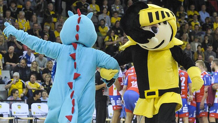 Mehr als 3300 Besucher feierten in der 2. Bundesliga das fr&auml;nkisch-th&uuml;ringische Handballfest zwischen dem HSC 2000 Coburg und dem ThSV Eisenach (31:23). Auch die beiden Maskottchen, Vestus (rechts) und Schorsch waren mit Begeisterung bei der Sache. Foto: Hagen Lehmann